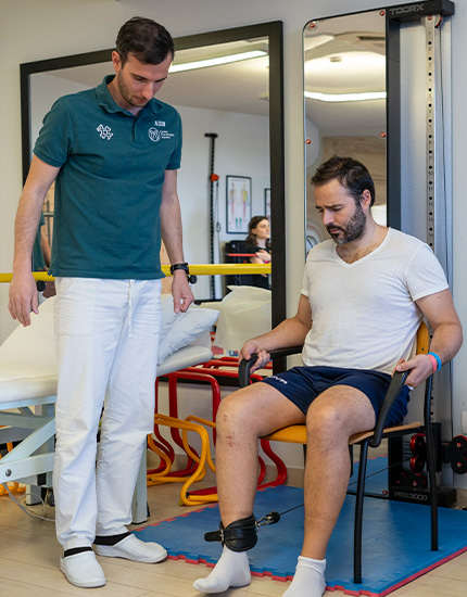 Fisioterapista nella palestra riabilitativa